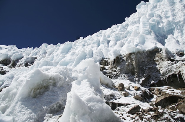 Alta geleira na montanha Cordilleras