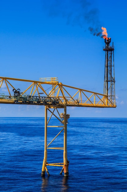 En alta mar la industria de producción de petróleo y gas oleoducto.