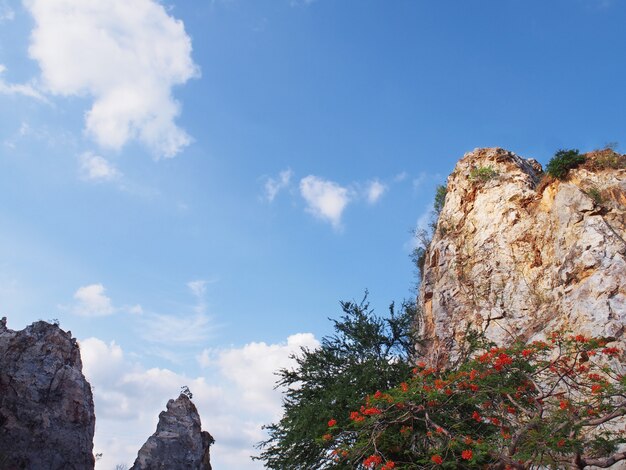 Alta montaña contra el cielo azul en Khao Ngoo Rock Park o Thueak Khao Ngu, provincia de Ratchaburi, Tailandia.