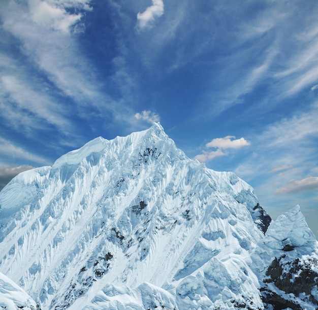 Alta montaña nevada en Cordilleras