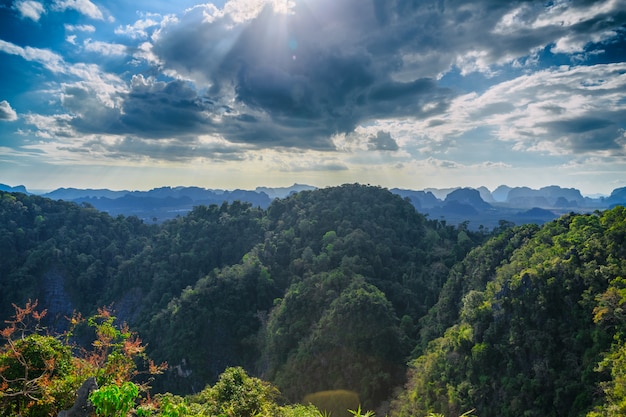 Foto alta montaña con nubes cielo soleado paisaje.