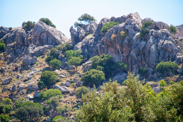 Alta montaña y rocas en Grecia Rodas