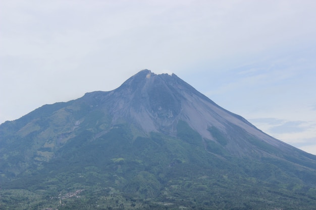 Foto alta montanha com céu nublado