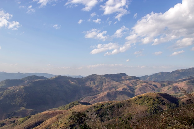 Foto alta montanha paisagem com céu ensolarado no verão