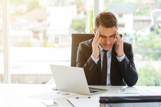 Alta pressão do empresário no escritório. Trabalhar seriamente, dor de cabeça.
