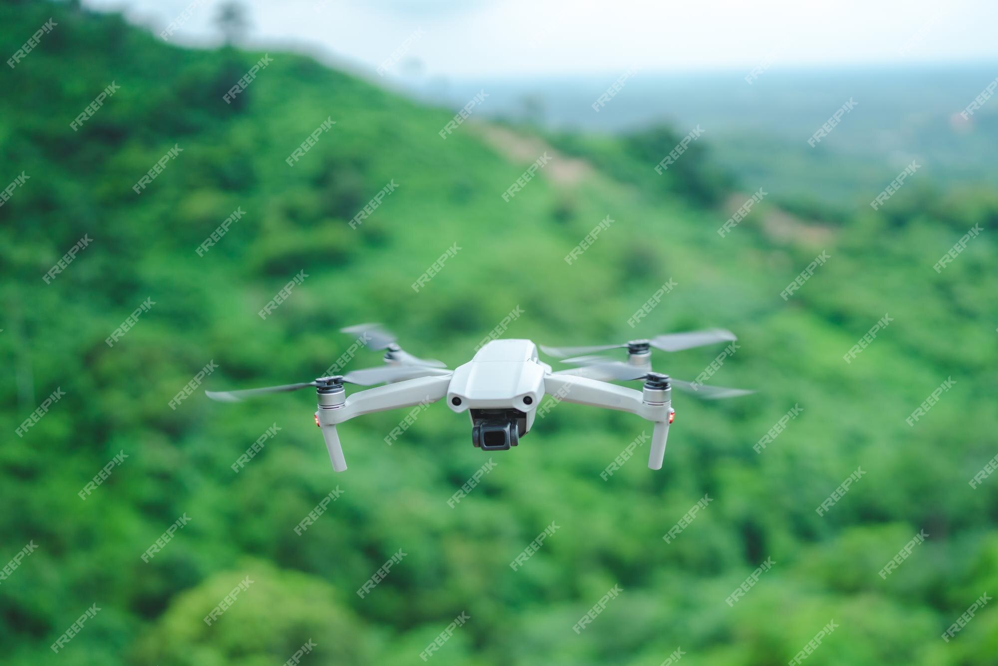 Alta tecnologia de drone de helicóptero para tirar uma foto em vista aérea  superior, voando no céu por controle remoto, inovação de robô de aeronave  profissional