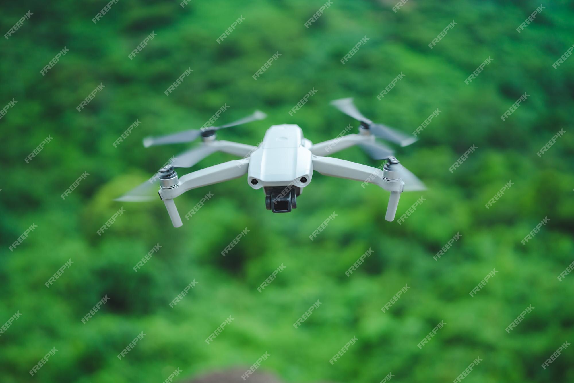 Alta tecnologia de drone de helicóptero para tirar uma foto em vista aérea  superior, voando no céu por controle remoto, inovação de robô de aeronave  profissional