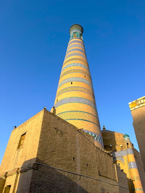 Alta torre de minarete na cidade velha de Khiva