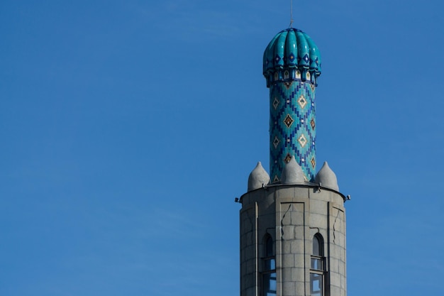 La alta torre de la mezquita en el cielo.