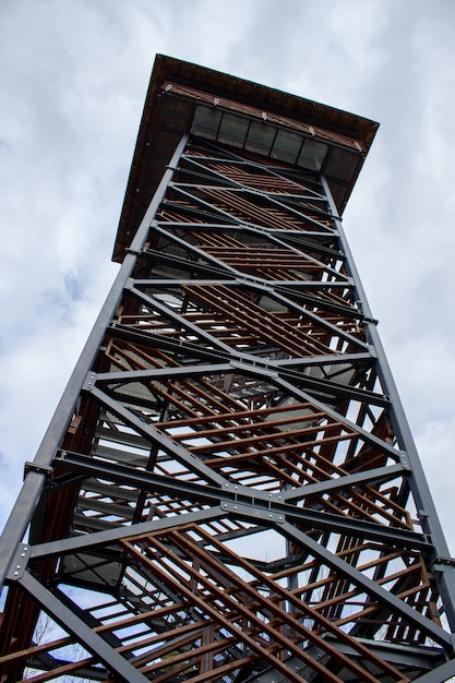 Foto alta torre de observación de metal en letonia, países bálticos.