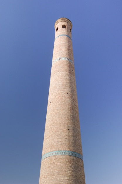 Foto alta torre ovalada de ladrillos bastante antiguos edificios asiáticos arquitectura medieval de asia central