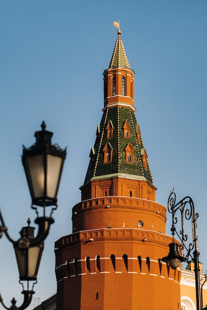 La alta torre roja del Kremlin en Moscú, Rusia.