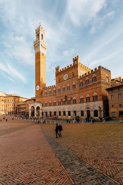 La alta torre de Torre del Mangia en Piazza del Campo. Siena. Italia