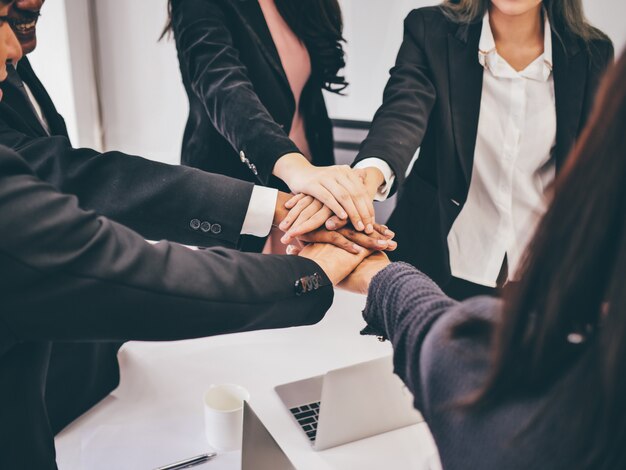 Alta vista del ángel del equipo de negocios de las manos en la sala de reuniones, el concepto de trabajo en equipo.