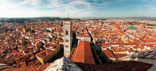 Alta vista desde la catedral de Santa Maria del Fiore con una amplia vista del campanario de Giotto y la ciudad de Firenze, Toscana, Italia.