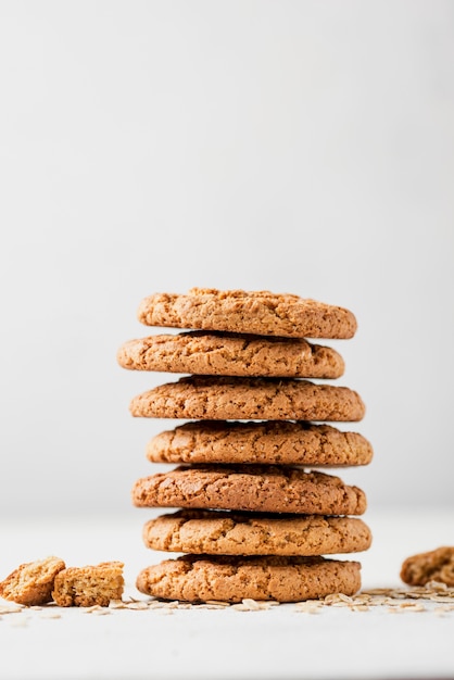 Foto alta vista pila de cookies en el fondo del espacio de copia en blanco