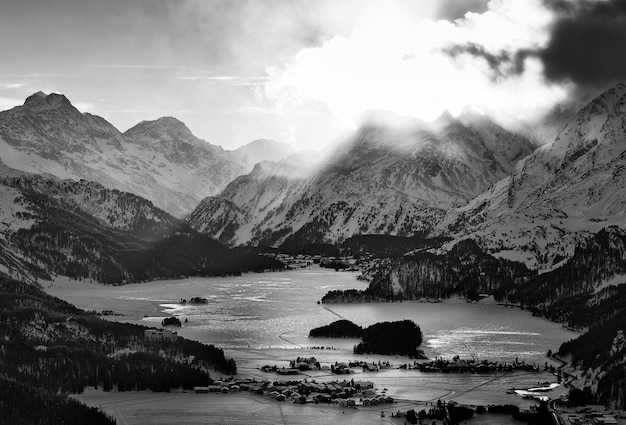 Alta vista del valle con el pueblo de odio de Engadine Sils Maria