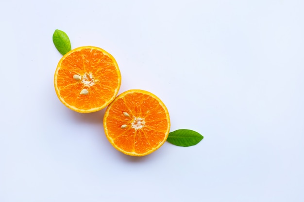 Alta vitamina c. Citrinos frescos de laranja com folhas isoladas no branco