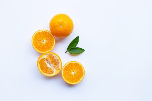 Alta vitamina c. citrinos frescos de laranja com folhas isoladas no branco