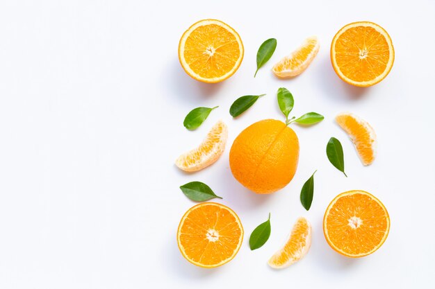 Alta vitamina c. Citrinos frescos de laranja com folhas isoladas no branco