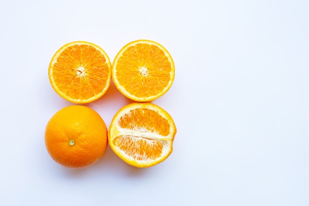 Alta vitamina c. Fruta cítrica laranja fresca em branco