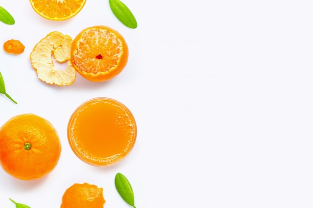 Alta vitamina C, suco de laranja fresco com frutas, isolado no branco.