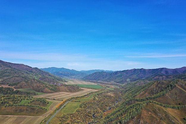 Altai-Bergpanoramablick von der Drohne, Hügelnaturansicht der russischen Landschaft