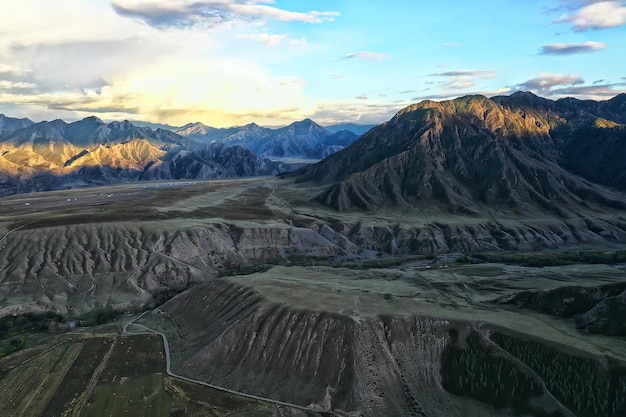 Altai-Bergpanoramablick von der Drohne, Hügelnaturansicht der russischen Landschaft