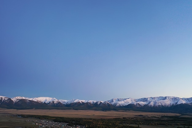 Altai-Bergpanoramablick von der Drohne, Hügelnaturansicht der russischen Landschaft