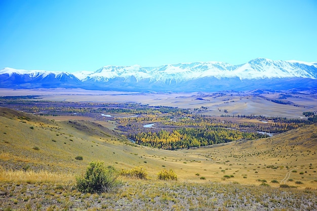 Altai-Gebirgslandschaft, Panoramaherbstlandschaftshintergrund, Fallnaturansicht