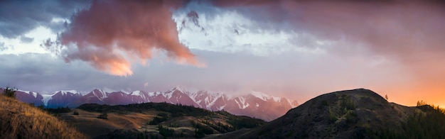 Altai, planalto de Ukok. Belo pôr do sol com montanhas ao fundo