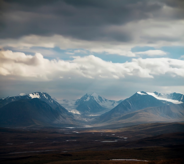 Altai ukok o pôr do sol sobre as montanhas em nublado