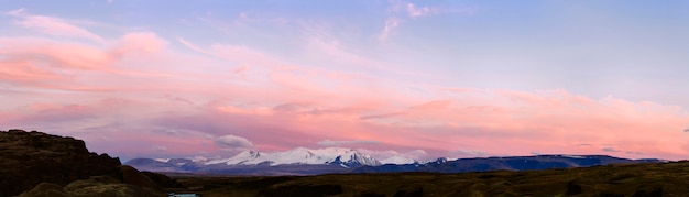 Altai Ukok o pôr do sol sobre as montanhas em tempo frio nublado. Lugares remotos selvagens, ninguém por perto