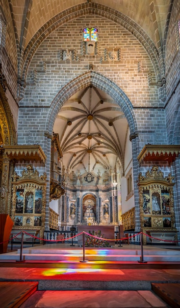 Altar y capillas dentro de la iglesia medieval de San Francisco parte de la Capilla de los Huesos Altar