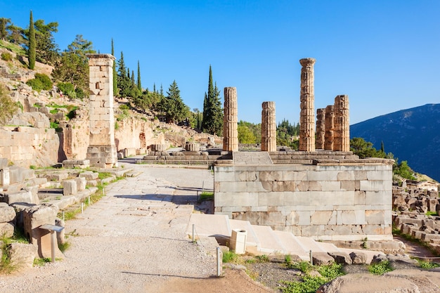 El Altar de los Chians y el Templo de Apolo en Delfos. Delfos es un antiguo santuario que se enriqueció como sede del oráculo que fue consultado sobre decisiones importantes en todo el mundo clásico antiguo.