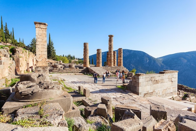 El Altar de los Chians y el Templo de Apolo en Delfos. Delfos es un antiguo santuario que se enriqueció como sede del oráculo que fue consultado sobre decisiones importantes en todo el mundo clásico antiguo.