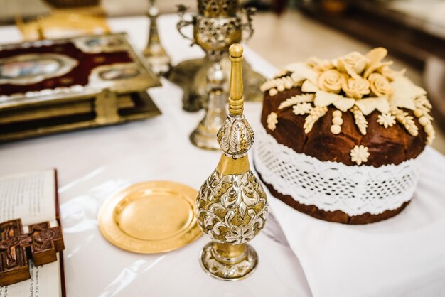 Altar com cruz bíblica pão sagrado e água para a cerimônia de casamento Cristianismo