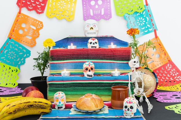Altar decorado con pan de muerto y calaveras. Dia de los Muertos. Fiesta mexicana.