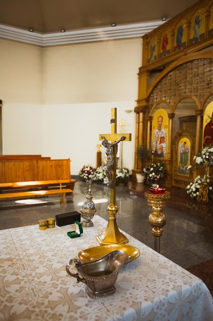 Altar en la iglesia con objetos ceremoniales para el Bautismo