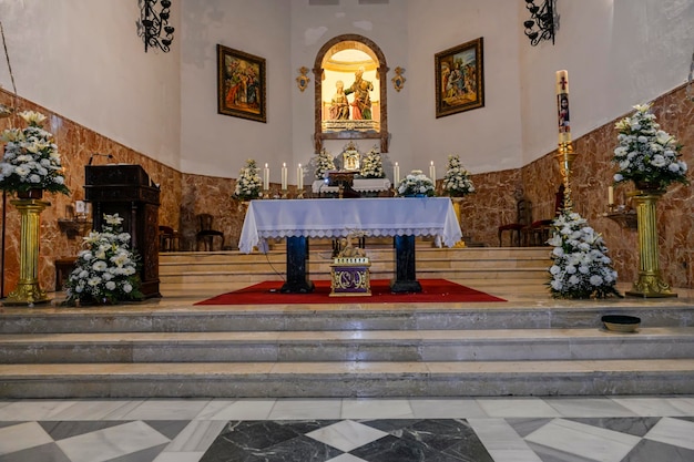 Altar mayor en la nave central de una iglesia católica