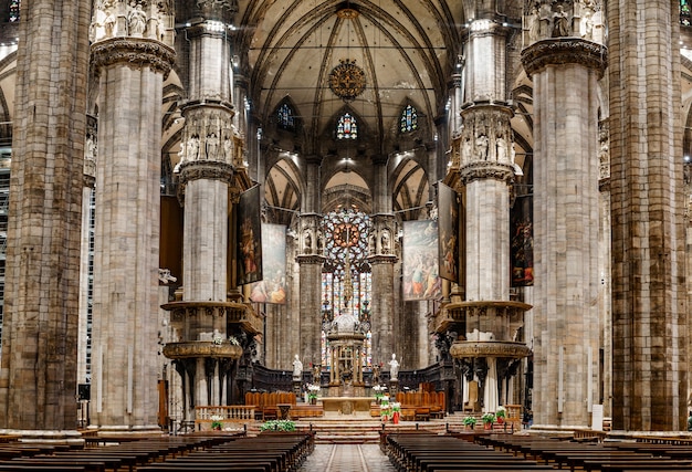 Altar mit Statuen und einem riesigen Glasfenster im Duomo Italien Mailand