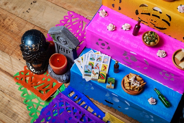 Foto altar de muertos en miniatura con ofrendas para familiares fallecidos