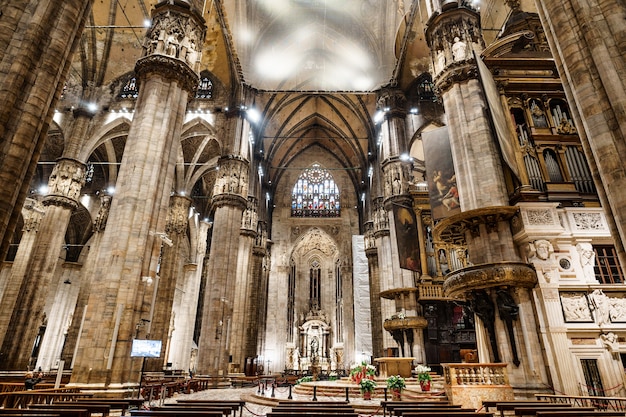 Altar y órgano en la catedral del duomo italia milán vista lateral