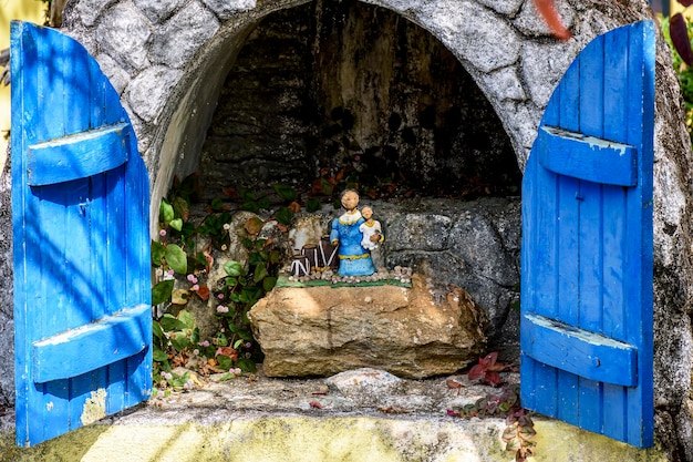 Un altar pequeño y simple en honor a los antiguos esclavos en la ciudad de Lavras Novas en Minas Gerais