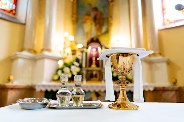 Foto el altar en el primer plano de la iglesia católica