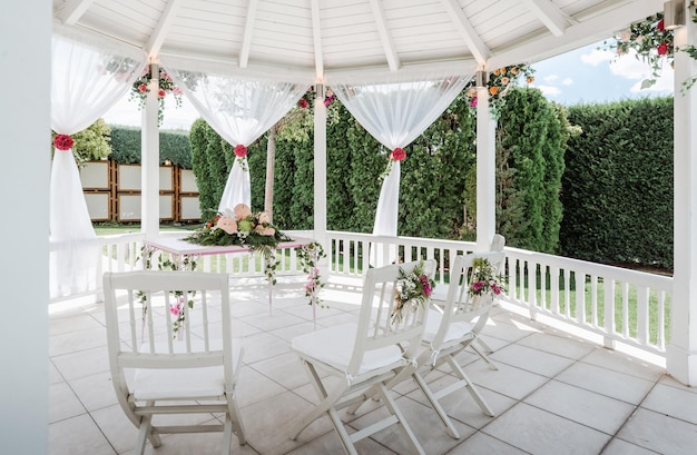 Altar y sillas de boda