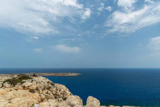 Altas antenas en el territorio de la base militar británica en la costa mediterránea