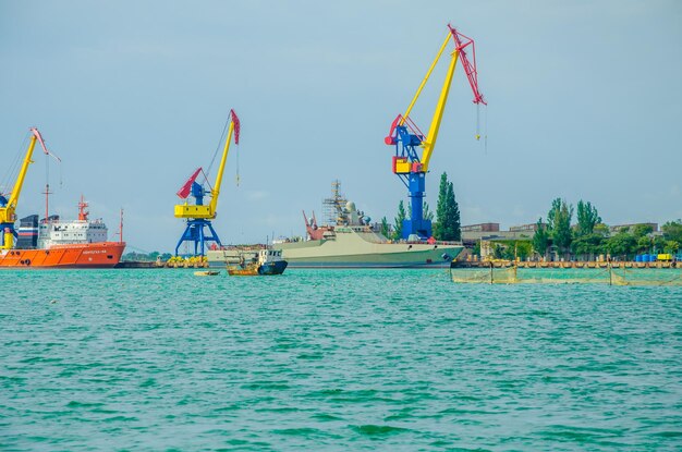 Altas grúas en la planta de reparación de barcos.