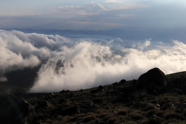 Altas laderas de montaña y niebla