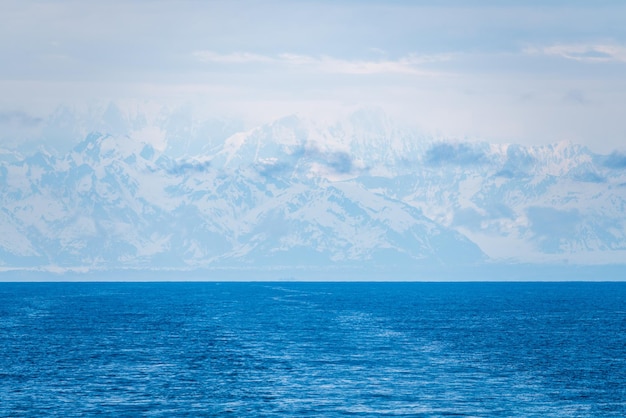 Altas montañas alrededor de Yakutat en niebla mientras el barco navega desde el glaciar Hubbard